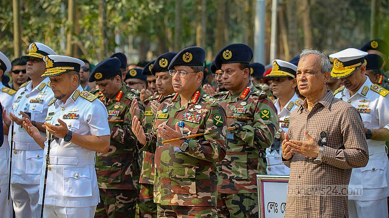 পিলখানা হত্যাকাণ্ডের ১৬ বছর পূর্তির দিনে মঙ্গলবার বনানী সামরিক কবরস্থানে নিহত সেনা কর্মকর্তাদের কবরে শ্রদ্ধা নিবেদনের পর মোনাজাত।