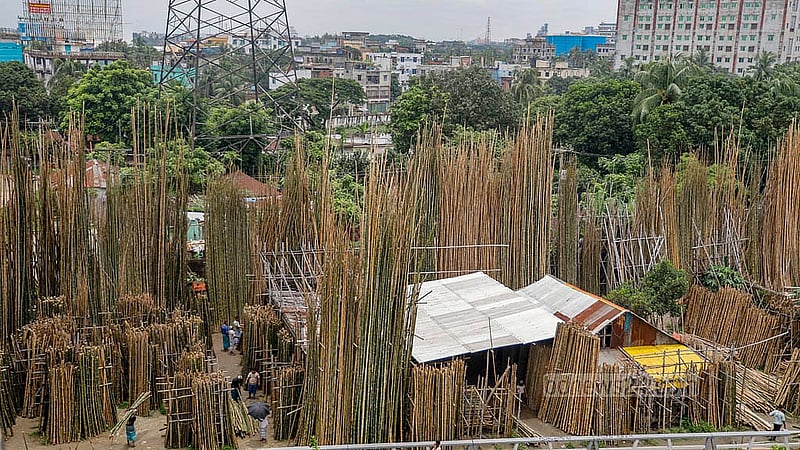 ডেমরার সুলতানা কামাল সেতুর নিচে নারায়ণগঞ্জ প্রান্তে গড়ে উঠেছে বাঁশের পাইকারি বাজার। দেশের বিভিন্ন জায়গা থেকে বাঁশ আসে সেখানে