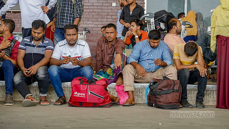 টিকেট নেই; মালয়েশিয়াগামী নতুন কর্মীরা শুক্রবার দুপুর পর্যন্তও জানেন না, তারা যেতে পারবেন কি না। অনিশ্চয়তায় অনেকেই বিষন্ন হয়ে বসে আছেন ঢাকার বিমান বন্দরে