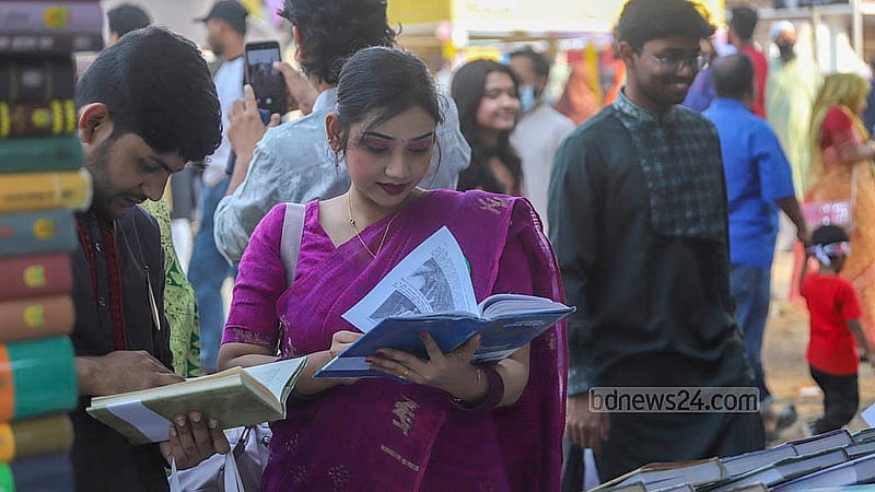 আন্তর্জাতিক মাতৃভাষা দিবসে বইমেলার স্টল ঘুরে ঘুরে পছন্দের বই কেনেন বইপ্রেমীরা