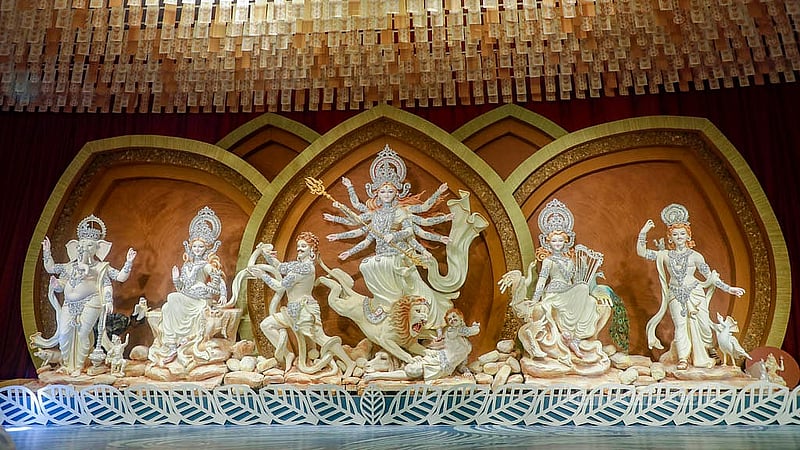 ঢাকার বনানী পূজামণ্ডপে দুর্গার প্রতিমা। রোববার ষষ্ঠীর মধ্য দিয়ে এ মণ্ডপেও শুরু হয় পূজার মূল আনুষ্ঠানিকা