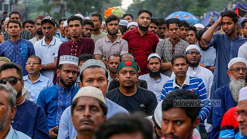 বায়তুল মোকাররম জাতীয় মসজিদের দক্ষিণ গেইটে শুক্রবার এনসিপির বিক্ষোভ-সমাবেশে অংশ নেন দলটির নেতাকর্মীরা।