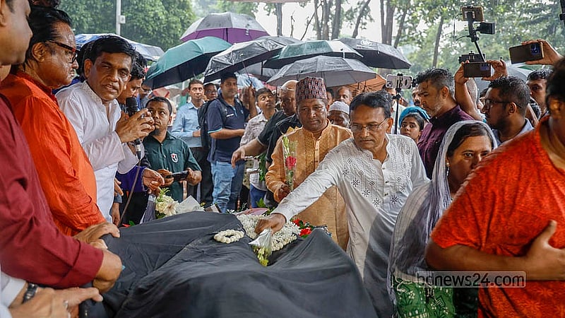 বরেণ্য শিল্পী ফরিদা পারভীনকে শেষবারের মত দেখতে রোববার অনেকেই আসেন কেন্দ্রীয় শহীদ মিনার প্রাঙ্গণে