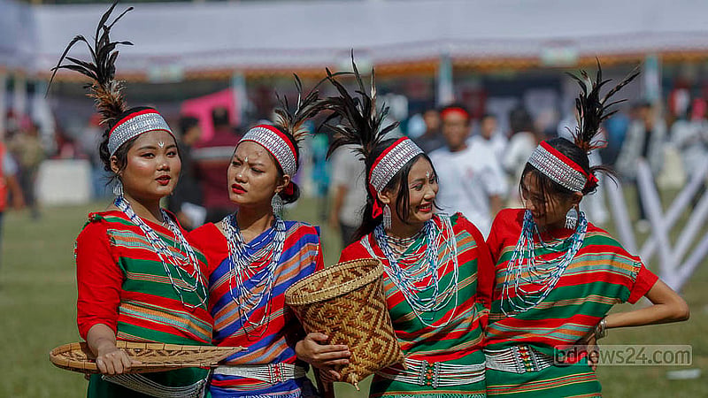 লালমাটিয়া হাউজিং সোসাইটি স্কুল অ্যান্ড কলেজ মাঠে শুক্রবার ওয়ানগালা উৎসবে গারো আদিবাসীদের ঐতিহ্যবাহী পোশাকে আসা তরুণীরা