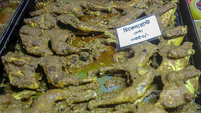 রাজধানীর বেইলি রোডে বিভিন্ন ধরনের ইফতারি