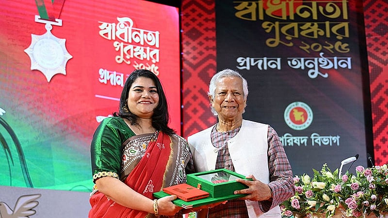 মুক্তিযুদ্ধ ও সংস্কৃতিতে অবদানের জন্য মরণোত্তর স্বাধীনতা পুরস্কারপ্রাপ্ত পপ সম্রাট আজম খানের পক্ষে পদক নেন তার কন্যা অরণী খান