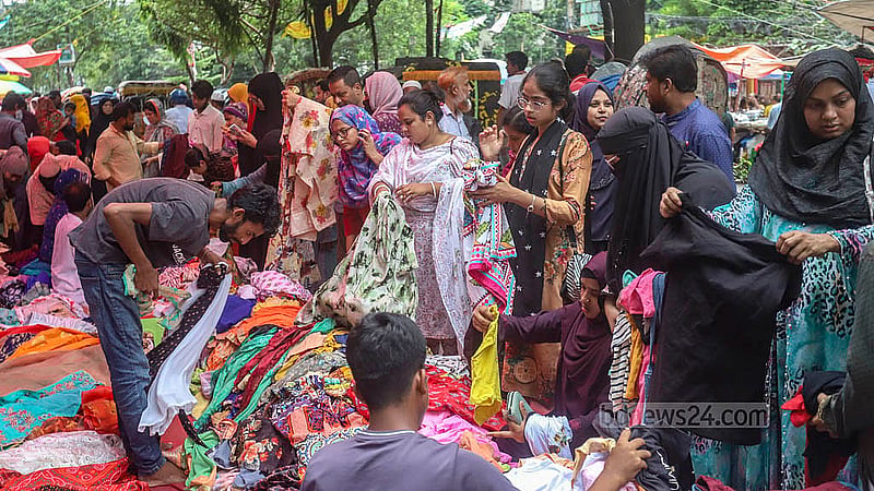 মতিঝিল আইডিয়াল স্কুল অ্যান্ড কলেজের সামনে হলিডে মার্কেটে নতুন-পুরনো সব রকমের পণ্য মেলে