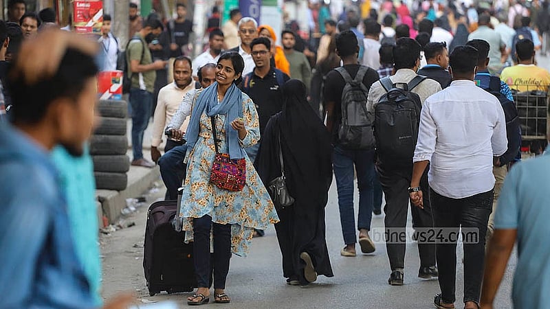 সরকারি তিতুমীর কলেজকে বিশ্ববিদ্যালয় করার দাবিতে শিক্ষার্থীরা মহাখালী অবরোধ করলে যাত্রীরা পায়ে হেঁটে গন্তব্যে রওনা হয়
