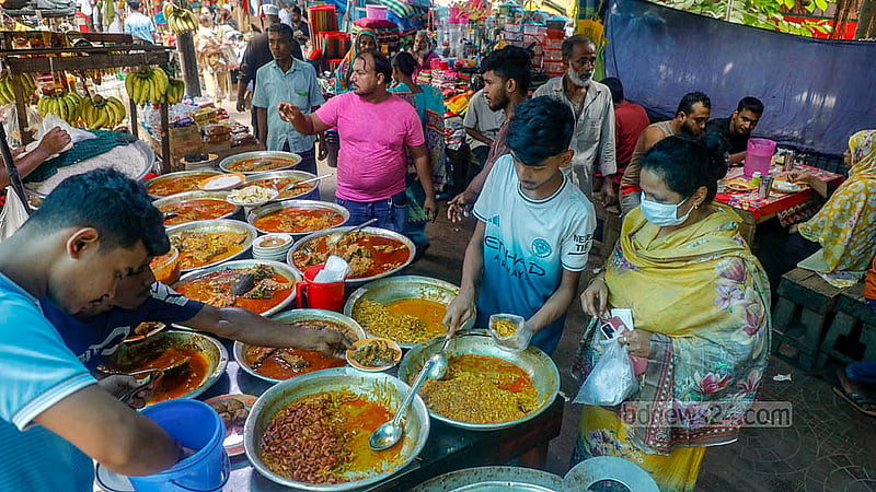 ঢাকা মেডিকেল কলেজ হাসপাতালে পর্যাপ্ত ক্যান্টিন না থাকায় ফুটপাতের এসব খাবার খেয়েই থাকতে হয় অনেক রোগী ও স্বজনকে