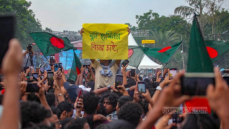 ঢাকার মানিক মিয়া অ্যাভিনিউয়ে জুলাই গণঅভ্যুত্থান দিবস উদযাপনের আয়োজনে ক্ষমতাচ্যুত প্রধানমন্ত্রী শেখ হাসিনার বিচারের দাবি তুলে ধরেন একজন