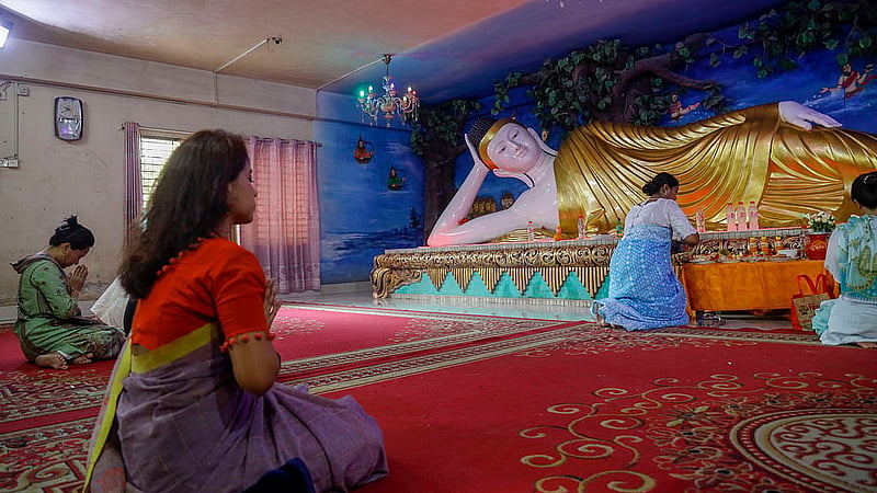 বুদ্ধ পূর্ণিমা উপলক্ষে রোববার রাজধানীর সবুজবাগে ধর্মরাজিক বৌদ্ধ বিহারে বৌদ্ধ মূর্তির সামনে প্রার্থনারত এক পুণ্যার্থী