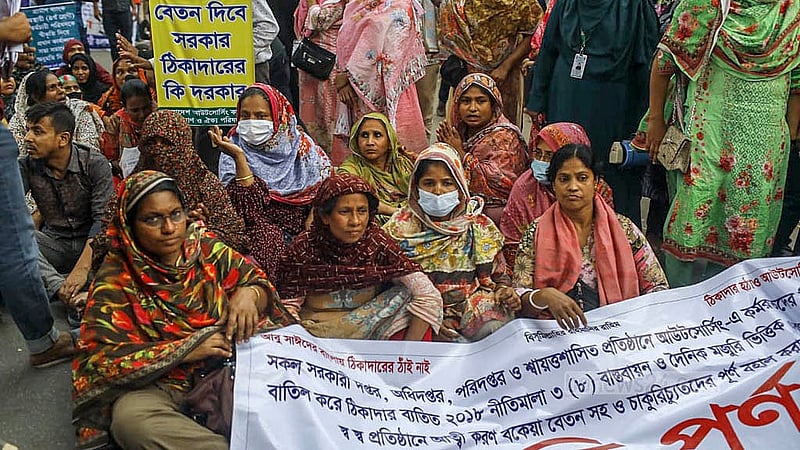 চাকরি স্থায়ীকরণের দাবিতে শনিবার জাতীয় প্রেস ক্লাবের সামনে সড়ক অবরোধ করেন আউটসোর্সিং কর্মচারী কল্যাণ পরিষদের সদস্যদরা।