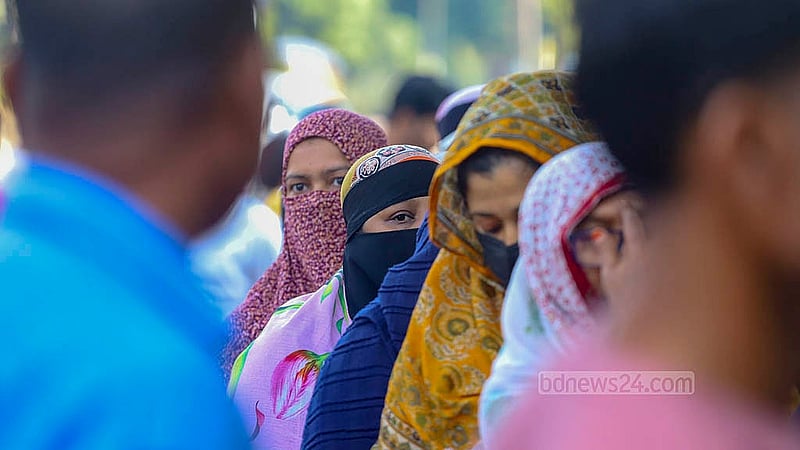 ঢাকার মানিক মিয়া অ্যাভিনিউয়ে বিএডিসির বিক্রয় কেন্দ্রের সামনে কম দামে নিত্যপণ্য কিনতে মানুষের অপেক্ষা