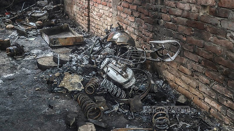 রাজধানীর খিলগাঁওয়ের গ্যারেজে আগুনে পুড়ে গেছে মোটরসাইকেল। সবমিলিয়ে এমন সাতটি মোটরসাইকেল ও ১৭টি গাড়ি পুড়েছে অগ্নিকাণ্ডে