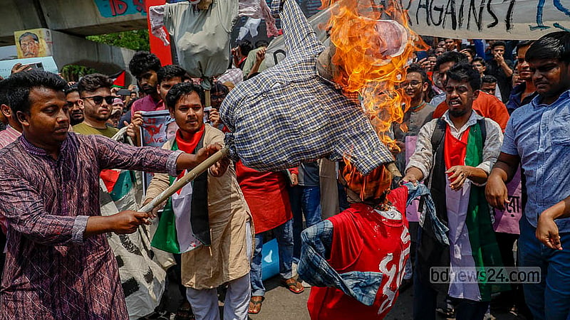 গাজায় গণহত্যার প্রতিবাদে সোমবার ঢাকা বিশ্ববিদ্যালয়ের রাজু ভাস্কর্যের সামনে পোড়ানো হয় ইসরায়েলের মিত্র যুক্তরাষ্ট্রের প্রেসিডেন্ট ডনাল্ড ট্রাম্পের কুশপুতুল