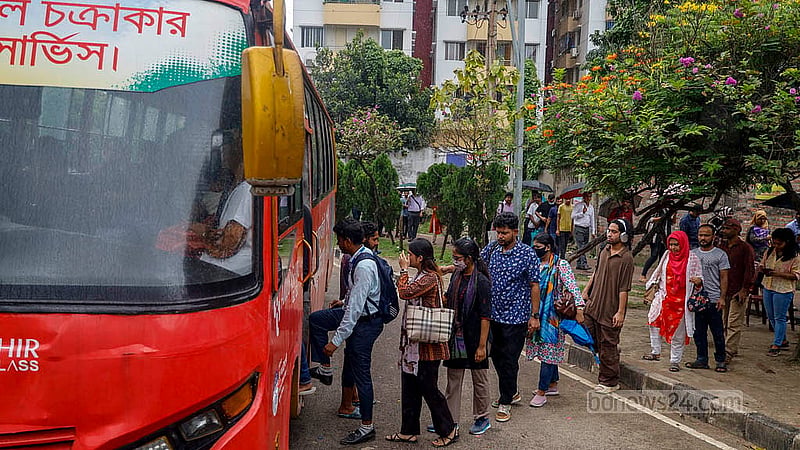 রাজধানীর হাতিরঝিলে ওয়াটার ট্যাক্সি চলাচল বন্ধ, তাই এফডিসি প্রান্তে চক্রাকার বাসে যাত্রীদের দীর্ঘ সারি
