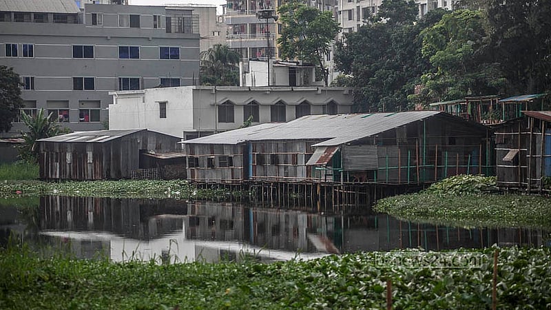 খিলগাঁও চৌধুরীপাড়া ঝিলের অনেক জায়গায় পানির উপর মাচা করে বানানো হয়েছে ঘর। সেগুলো থেকে ভাড়া তোলেন স্থানীয় প্রভাবশালীরা