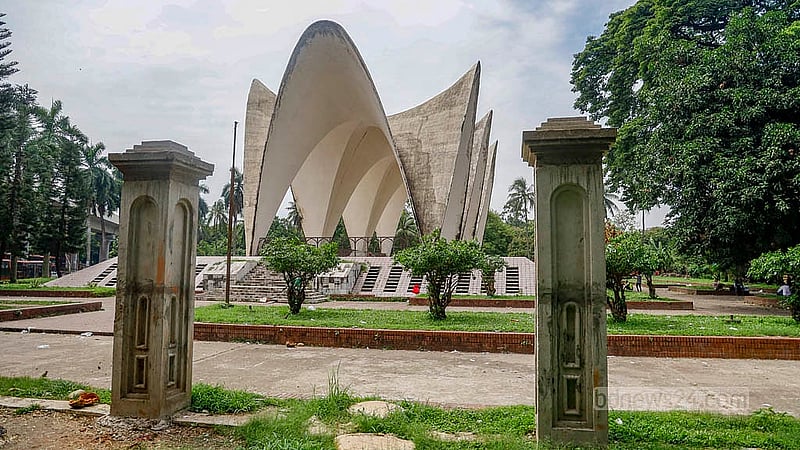 ঢাকা বিশ্ববিদ্যারয়ের তিন নেতার মাজারের চারপাশে আগে লোহার বেষ্টনী থাকলেও এখন এক পাশে নেই বেষ্টনী। নতুন ভাবে বেষ্টনী দেওয়া জন্য পিলার করা হলেও বেষ্টনী বসেনি