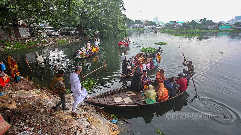 প্রতিদিন এই ঘাট দিয়ে পাঁচ থেকে ছয় হাজার মানুষ ঢাকার কড়াইল বস্তিতে যাতায়াত করে। প্রতিবার পার হতে লাগে ৫ টাকা