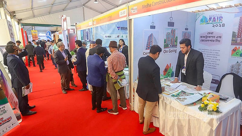 ঢাকার আগারগাঁওয়ে বঙ্গবন্ধু আন্তর্জাতিক সম্মেলন কেন্দ্রে রিহ্যাব আবাসন মেলায় দর্শনার্থীদের ভিড়