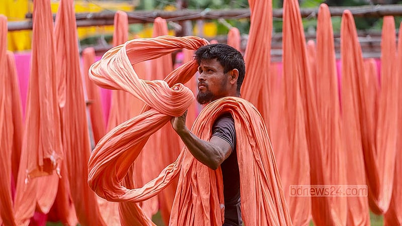 ডাইং কারখানায় কাপড় রঙিন করতে ব্যবহার করা হয় নানা উপাদান, রাসায়নিক। ফলে ভেজা কাপড় মাঠে শুকানোর কাজে নিয়োজিত শ্রমিকরা নানা চর্মরোগে ভোগেন