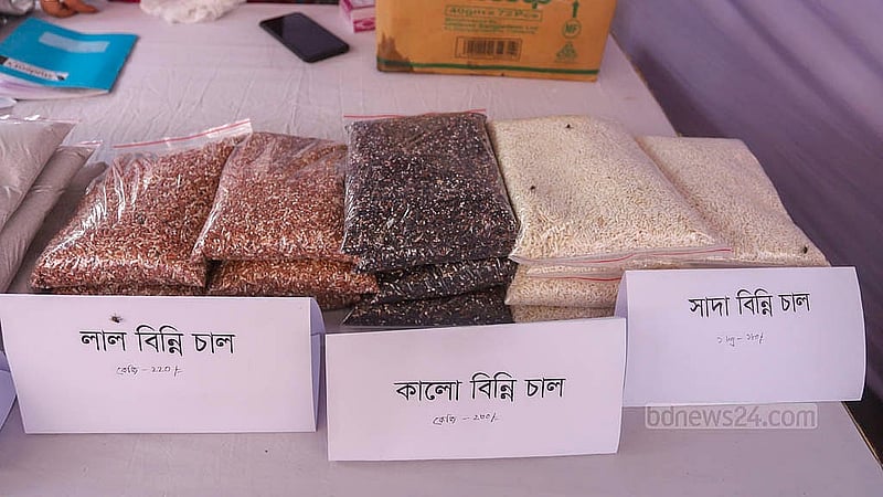 রাজধানীর মিরপুরে শাক্যমুনি বৌদ্ধ বিহারে আয়োজিত মেলায় পার্বত্য চট্টগ্রামে চাষকৃত বিন্নি চাল