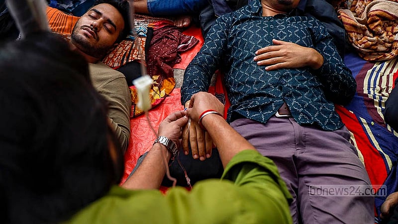 জগন্নাথ বিশ্ববিদ্যালয়ের দ্বিতীয় ক্যাম্পাসের নির্মাণকাজ সেনাবাহিনীকে হস্তান্তরসহ তিন দাবিতে রোববার থেকে ক্যাম্পাসে অনশনরত অনেকেই অসুস্থ হয়ে পড়লে তাদের দেওয়া হয় স্যালাইন