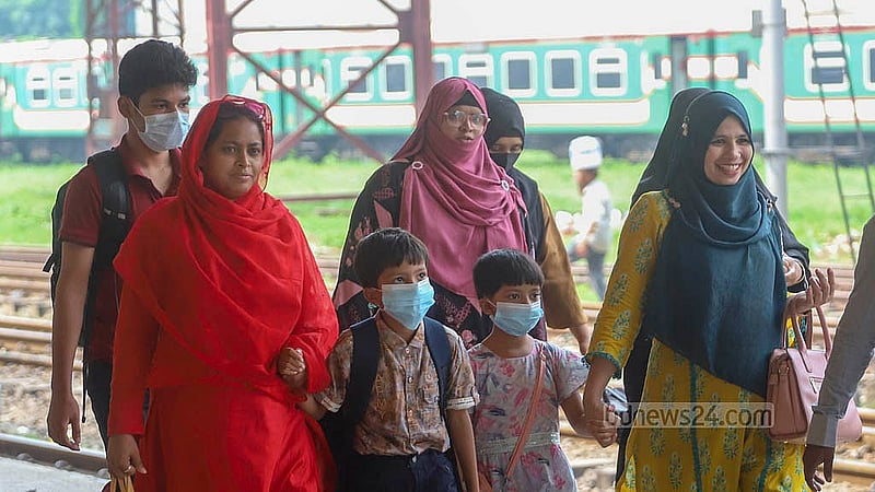 করোনাভাইরাস নিয়ে নতুন সতর্কতা জারি করেছে স্বাস্থ্য অধিদপ্তর। রেলপথের যাত্রীদের মাস্ক পরার অনুরোধ জানিয়েছে মন্ত্রণালয়।মঙ্গলবার কমলাপুর রেলওয়ে স্টেশনে