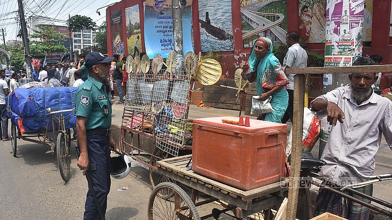 চট্টগ্রাম লালদিঘী এলাকায় জব্বারের বলী খেলা ঘিরে আয়োজিত মেলায় বিভিন্ন পণ্য সামগ্রী নিয়ে আসা দোকানিদের সড়ক থেকে তুলে দিয়েছে স্থানীয় প্রশাসন