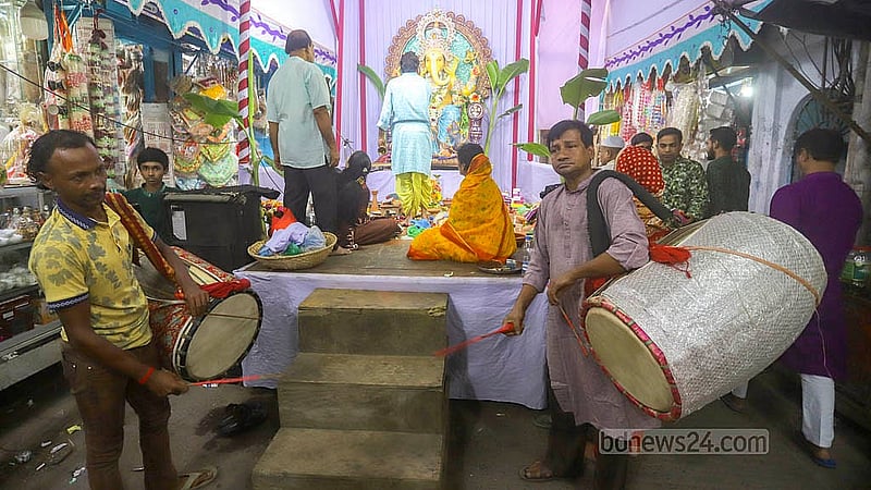 গণেশ পূজা ঘিরে ঢাক-ঢোলের বাজনায় মুখরিত শাঁখারিবাজারের মণ্ডপ এলাকা