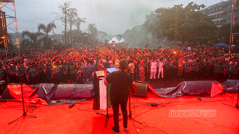 জুলাই গণঅভ্যুত্থান দিবস উদযাপনে মঙ্গলবার ঢাকার মানিক মিয়া অ্যাভিনিউয়ে সংগীত পরিবেশন করেন শিল্পীরা