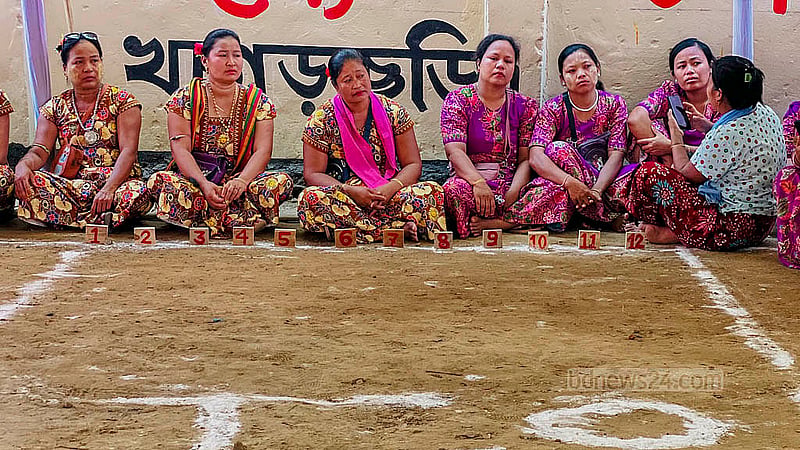 মারমা সম্প্রদায়ের নববর্ষ বরণ উৎসব সাংগ্রাইং উপলক্ষে আলারি খেলায় অংশ নেন নারীরা