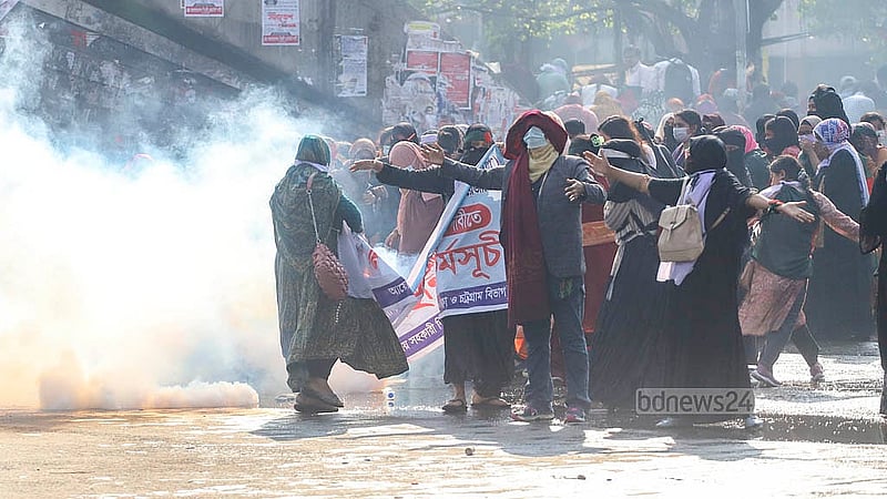 প্রাথমিক বিদ্যালয়ের সহকারী শিক্ষক পদে বাতিল হওয়া নিয়োগ ফিরে পাওয়ার দাবিতে সোমবার শাহবাগে চাকরিপ্রার্থীদের অবস্থান কর্মসূচিতে টিয়ারশেল ব্যবহার করে পুলিশ