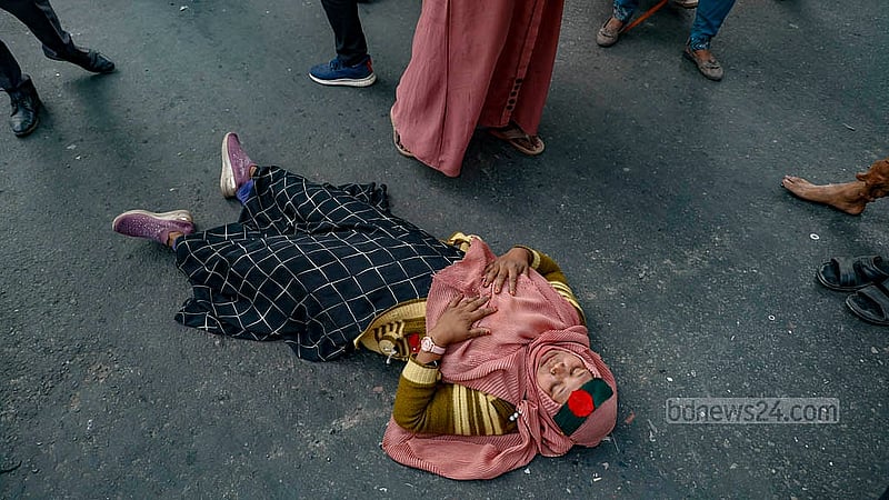 পিলখানা হত্যাকাণ্ডের মামলায় কারাগারে থাকা বিডিআর সদস্যের মুক্তির দাবিতে বৃহস্পতিবার দুপুরে শাহবাগ মোড় অবরোধের সময় সড়কে শুয়ে প্রতিবাদ করেন এই নারী