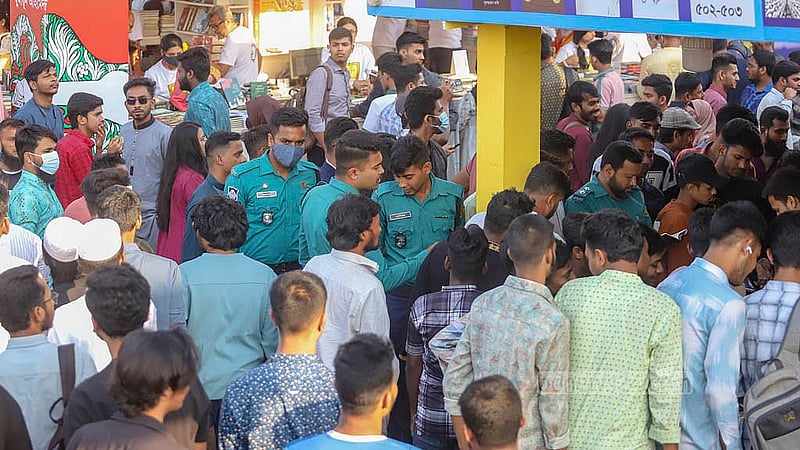 একুশে বই মেলার সোহরাওয়ার্দী উদ্যান প্রাঙ্গণে একটি স্টলের সামনে মানুষের ভিড়