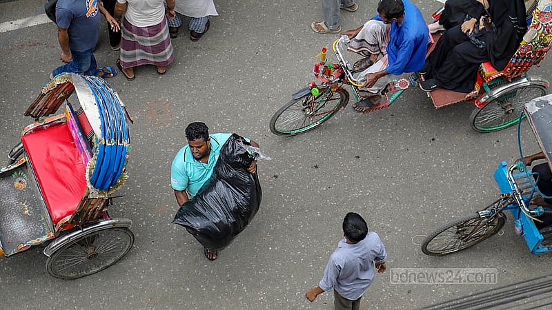 ঢাকার মিরপুর-১১ নম্বরের ভাসানী মোড় এলাকায় সোমবার অবৈধ স্থাপনা উচ্ছেদের আগে প্রয়োজনীয় আসবাবপত্র সরিয়ে ফেলেন দোকানিরা