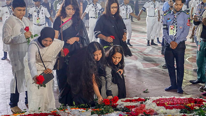 একুশের প্রথম প্রহরে কেন্দ্রীয় শহীদ মিনারে ভাষা শহীদদের শ্রদ্ধা জানাতে অনেকে আসেন পরিবার নিয়ে
