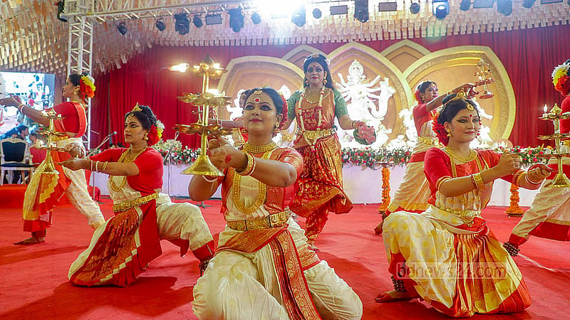 বাঙালি হিন্দুদের অন্যতম ধর্মীয় উৎসব দুর্গাপূজার ষষ্ঠীতে ঢাকার বনানী মণ্ডপে নৃত্য পরিবেশন করেন শিল্পীরা