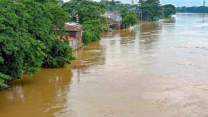 টানা বৃষ্টি ও উজান থেকে নেমে আসা ঢলে বিপৎসীমার উপর দিয়ে প্রবাহিত হচ্ছে সিলেটের সুরমা নদীর পানি।