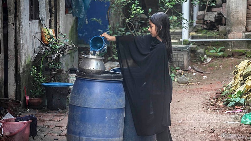 রাজধানীর ইব্রাহিমপুর এলাকায় দিনভর ওয়াসার পানি থাকে না, অল্প সময়ের জন্য আসে রাতে। কখনও আবার দুই থেকে তিন দিন পর পানি মেলে। এ অবস্থায় কয়েকটি ড্রামে ধরে রাখা পানিতেই চলে তাদের রান্না আর গোসলের কাজ