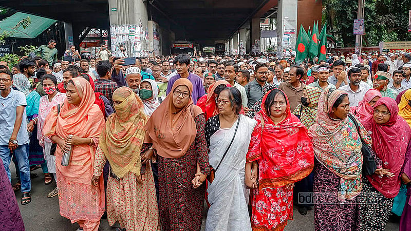 এমপিওভুক্তির দাবিতে জাতীয় প্রেস ক্লাবের সামনে থেকে সোমবার দুপুরে সচিবালয় অভিমুখে পদযাত্রা শুরু করেন ননএমপিও শিক্ষা প্রতিষ্ঠানের শিক্ষকরা