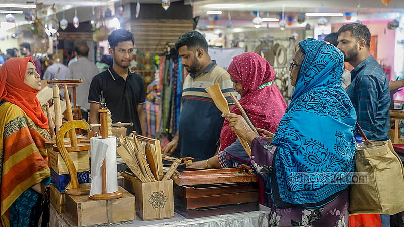 ঢাকার তেজগাঁও বিসিক ভবনে শরৎ মেলায় বিভিন্ন স্টল ঘুরে দেখছেন ক্রেতা-দর্শনার্থীরা। পাঁচ দিনের এ মেলা শুরু হয় রোববার