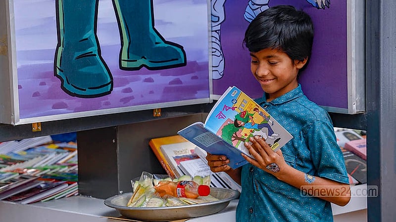 বইমেলায় ঘুরে পেয়ারা বিক্রয় করেন আল আমিন। বেচাবিক্রির ফাঁকে একটি স্টলের কোণায় দাঁড়িয়ে কমিকস বই দেখছে, আর হেসেই যাচ্ছে