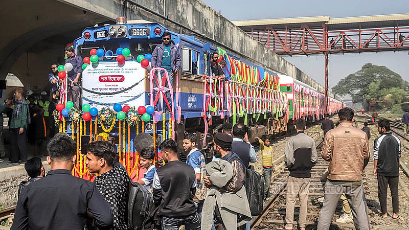কমলাপুর রেলওয়ে স্টেশনের ৭ নম্বর প্লাটফর্মে জাহানাবাদ এক্সপ্রেস/ রূপসী বাংলা এক্সপ্রেস ট্রেনের সামনে যাত্রীদের ভিড়