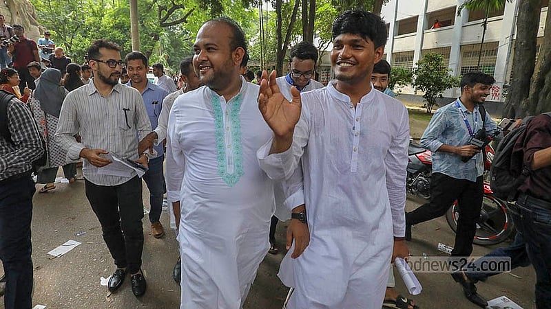 ঢাকা বিশ্ববিদ্যালয়ের কলা ভবনের সামনে রোববার প্রচার চালান ডাকসু নির্বাচনে ছাত্রদল মনোনীত ভিপি প্রার্থী আবিদুল ইসলাম খান ও জিএস প্রার্থী শেখ তানভীর বারী হামীম