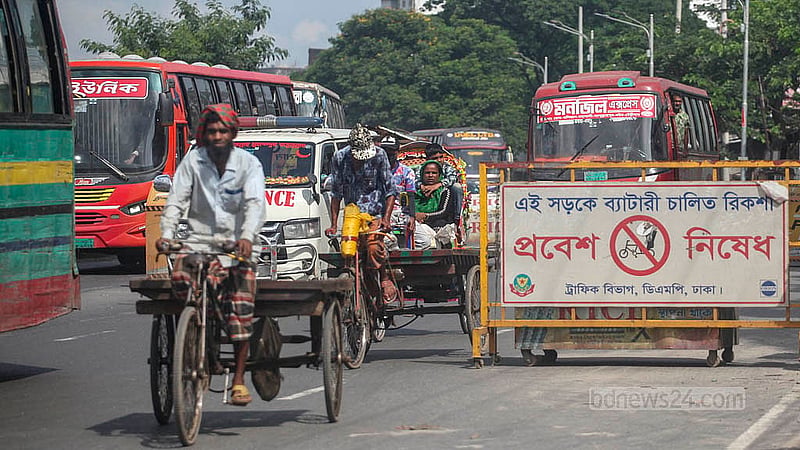 ঢাকা-চট্টগ্রাম মহাসড়কের মাতুয়াইল এলাকায় চেকপোস্টে ব্যাটারিচালিত রিকশা চলাচলের নোটিস থাকলেও মানছেন না কোনো চালক। সেই নিষেধাজ্ঞা উপেক্ষা তো করছেই, চলছে উল্টো পথেও
