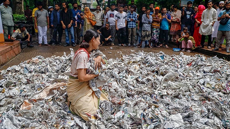 ঢাকা বিশ্ববিদ্যালয়ের অপরাজেয় বাংলার পাদদেশে বৃহস্পতিবার ‘মুখোমুখি’ নামে একটি নাটকে অভিনয় শিল্পীরা