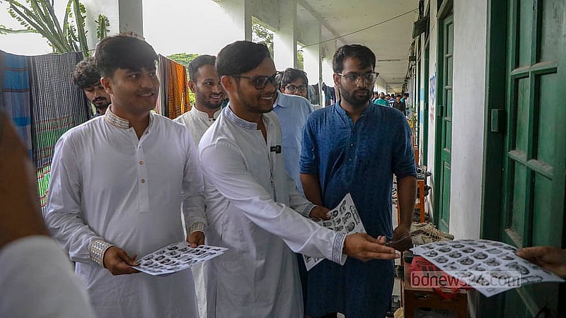 বৈষম্যবিরোধী শিক্ষার্থী সংসদ প্যানেলের জিএস প্রার্থী আবু বাকের মজুমদার শুক্রবার সার্জেন্ট জহুরুল হক হলে প্রচার চালান