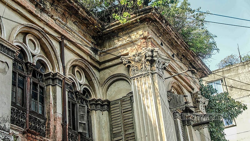 পুরান ঢাকার ফরাশগঞ্জের প্রায় ২০০ বছরের পুরনো রূপলাল হাউজের অনেক শিল্পকর্ম অযত্ন-অবহেলায় খসে পড়ছে