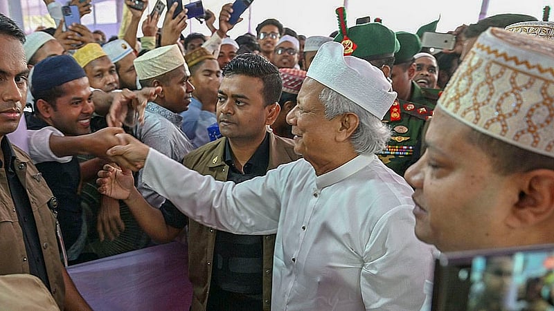 জাতীয় ঈদগাহে সোমবার ঈদুল ফিতরের প্রধান জামাত শেষে মানুষজনের সঙ্গে কুশল বিনিময় করেন প্রধান উপদেষ্টা মুহাম্মদ ইউনূস